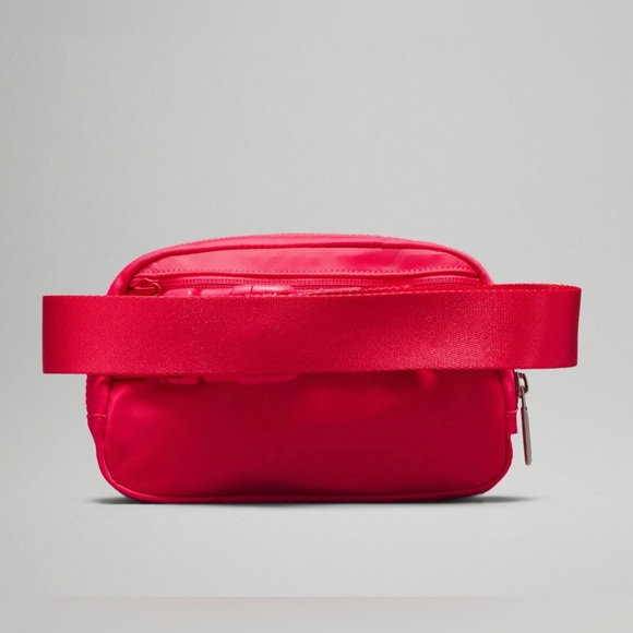 Lululemon Everywhere Belt Bag in LipGloss BARBICORE BARBIE PINK - Picture 4 of 12